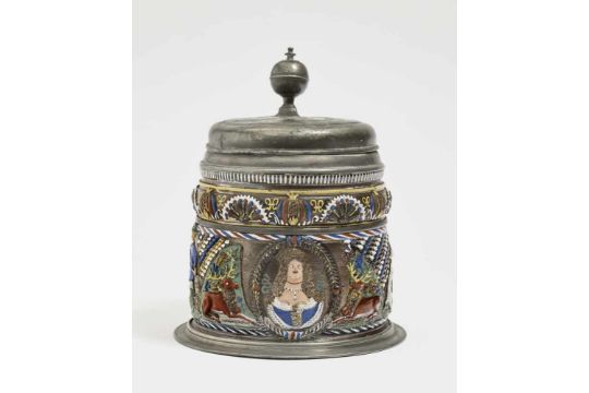 A Stoneware TankardAnnaberg, circa 1670 Stoneware with brown slip glaze glaze, embellished in - Bild 1 aus 3