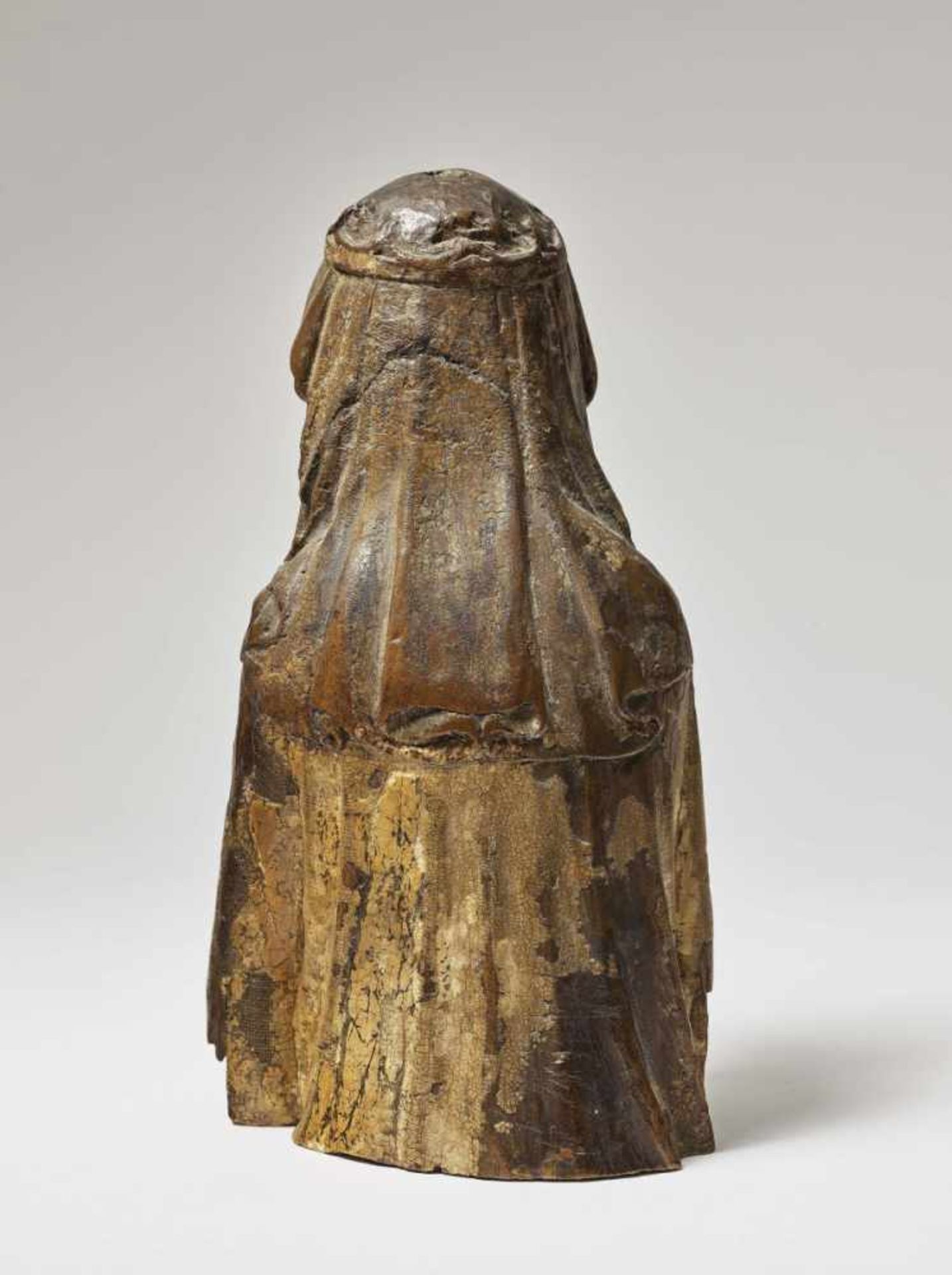 Female SaintMiddle Rhine, 2nd half of the 14th Century Walnut, carved in full round, scuffed, - Bild 2 aus 2