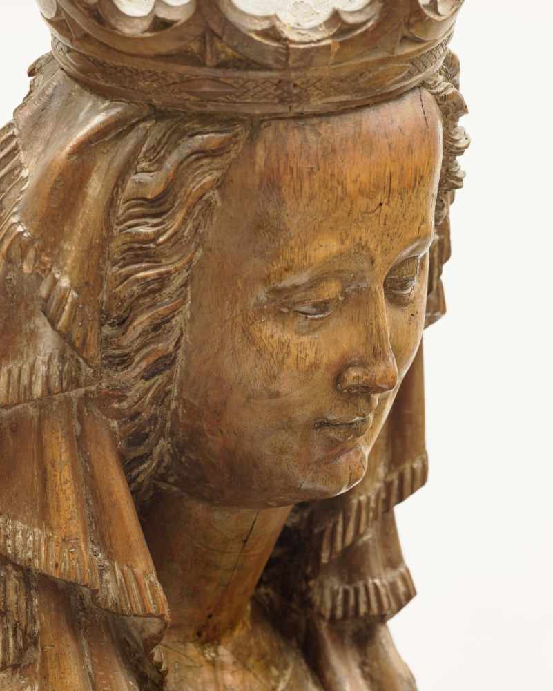 The Virgin and ChildRhenish, circa 1420 Standing contrapposto on a polygonal pedestal, holding the - Image 5 of 6