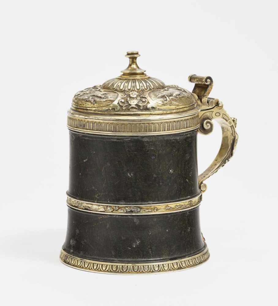 A Silver-Mounted Serpentine TankardSaxony, 1st third of the 17th Century Serpentine, gilt silver - Image 2 of 3