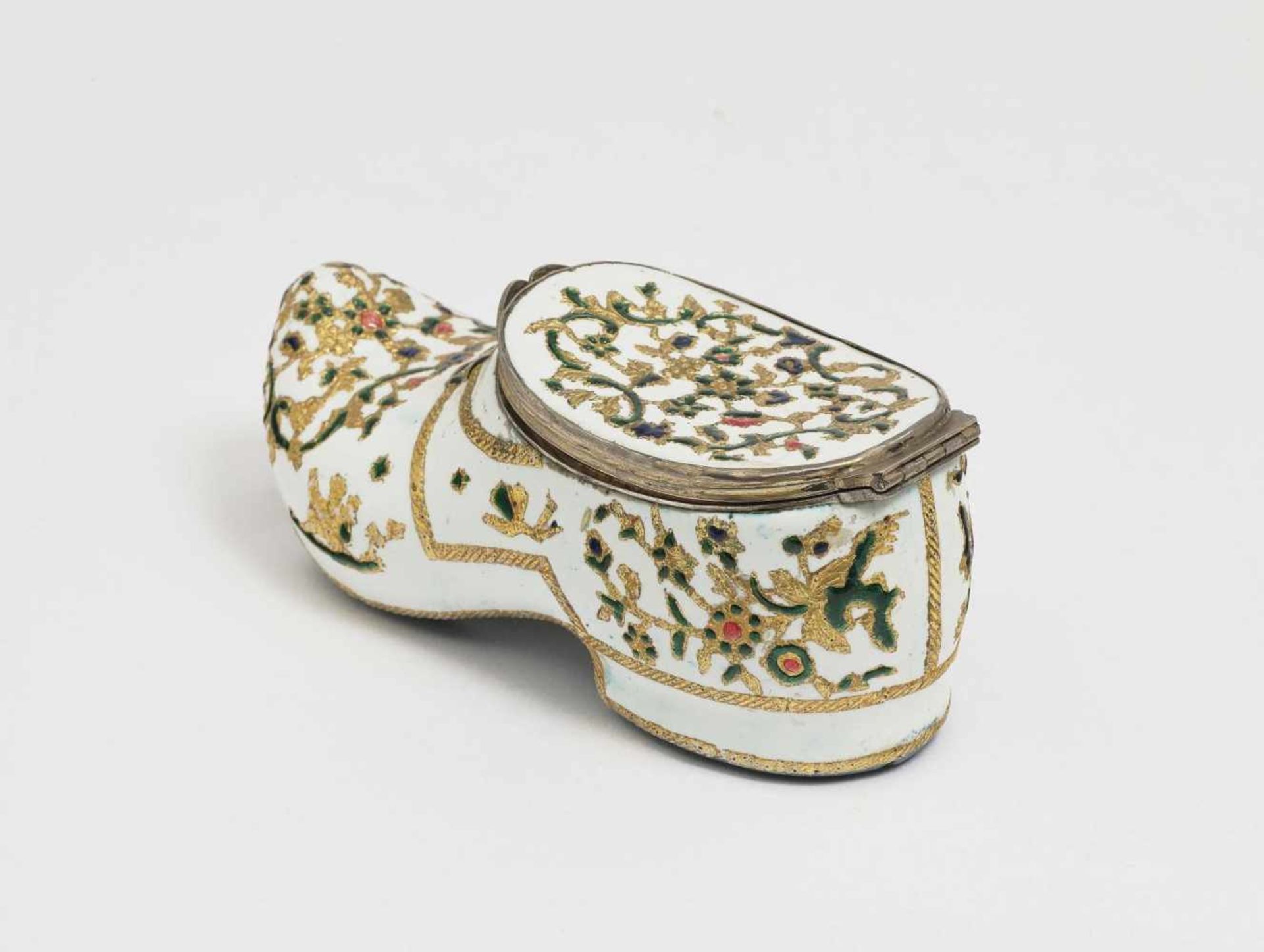 A Snuff Box in the Form of a ShoeBerlin or Meißen, 2nd third of the 18th Century, probably - Bild 2 aus 2