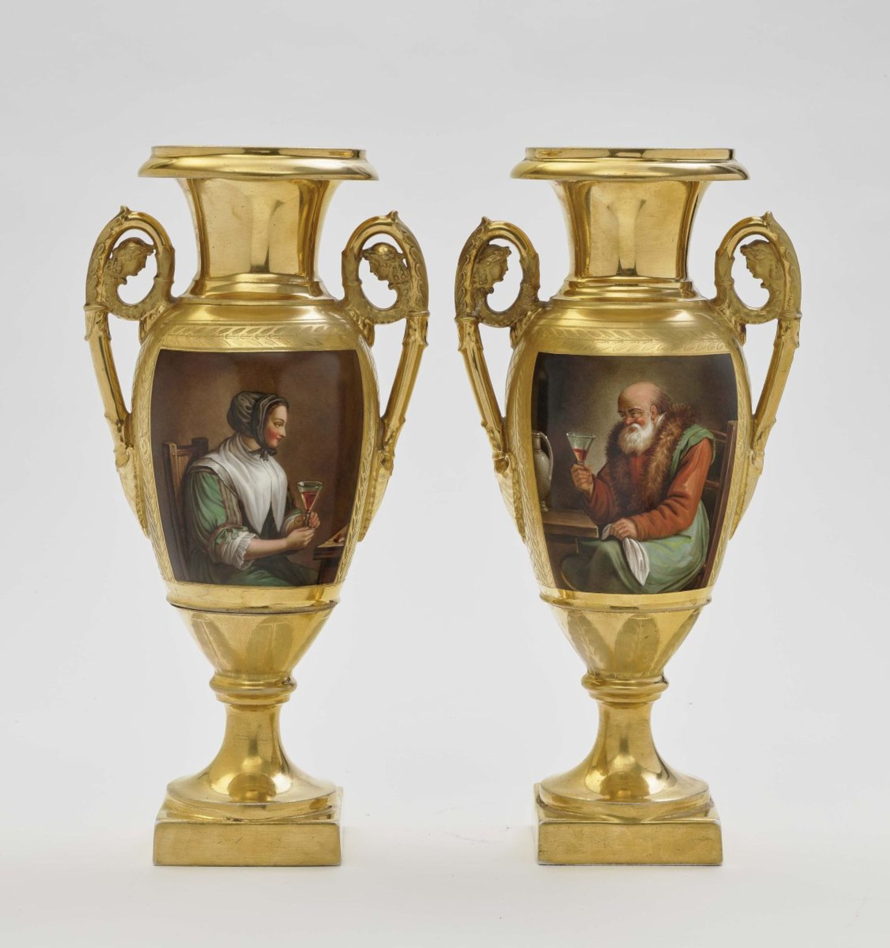 A pair of amphora vases19th century Porcelain, gilt. Base inscribed ''Schoelcker''. One handle - Bild 2 aus 2