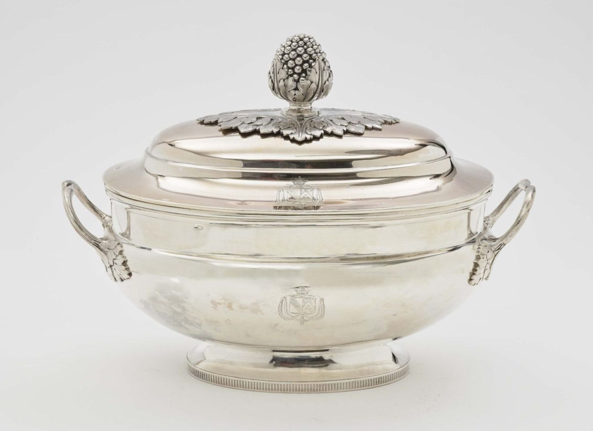 A tureenParis, 1809 - 1819 Silver. Engraved noble coat of arms. Hallmarked (R. 6573. 6588),