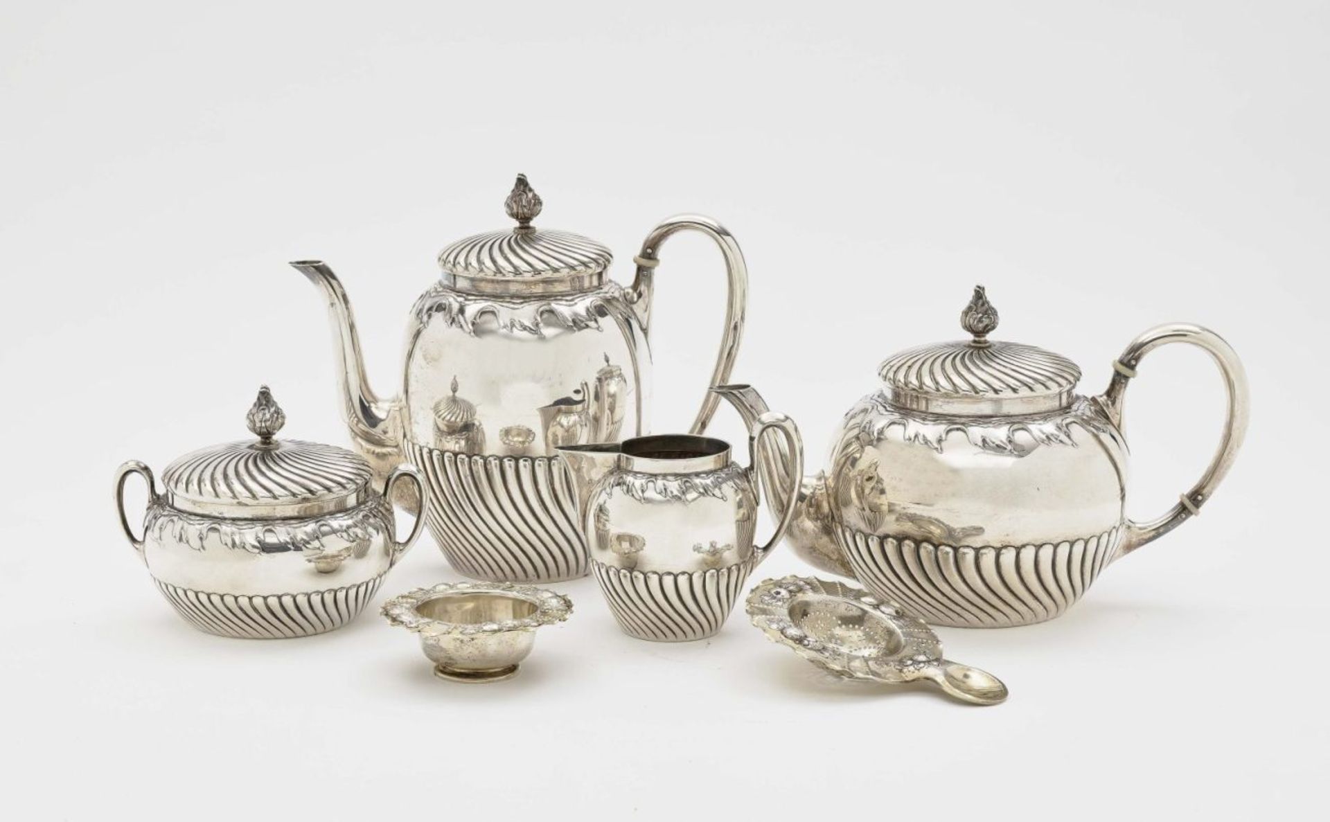 A 4-piece coffee/tea serviceMunich, Edition Wollenweber Silver, partly gilt interior. Hallmarked