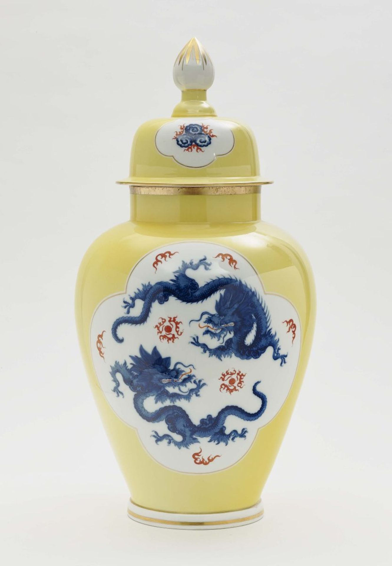 A lidded vaseMeissen, Pfeiffer period 1924 - 1934 Porcelain. Gold decoration. Blue crossed swords