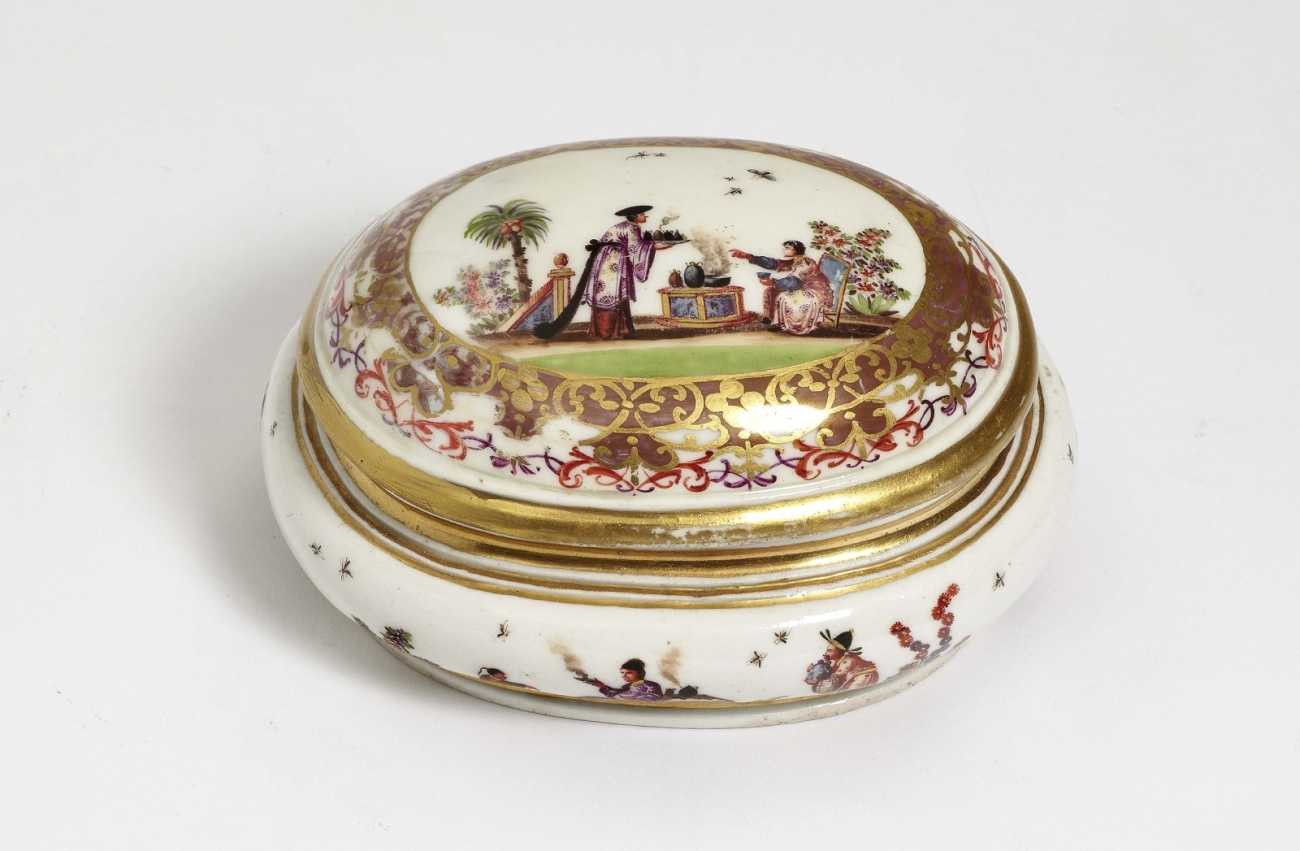 A sugar bowlMeissen, circa 1725/30 Porcelain. Gold decoration. Blue crossed swords mark, moulder's - Image 2 of 2