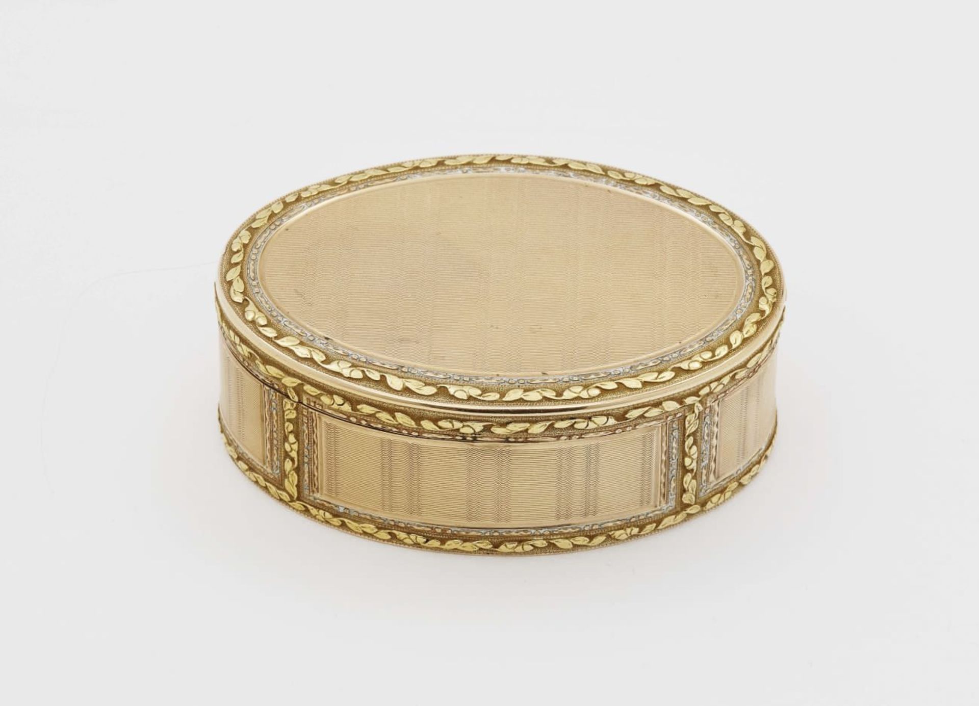 A snuff boxParis, 1773 - 1774 Gold en deux couleurs. Ornamental borders, partially enamelled, in