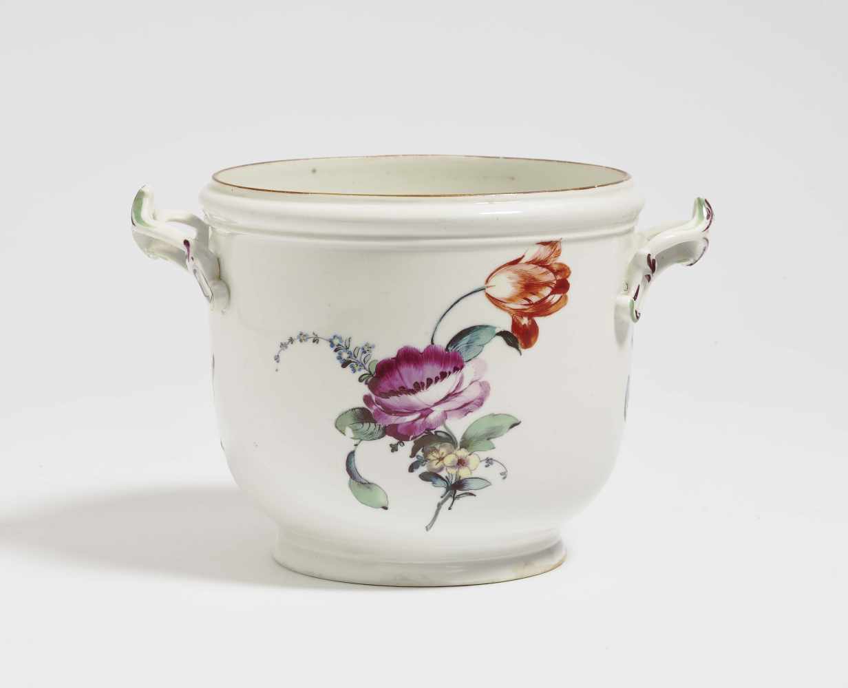 A cachepotHöchst, circa 1760 Porcelain. Polychrome decoration. Purple wheel mark and supplementary