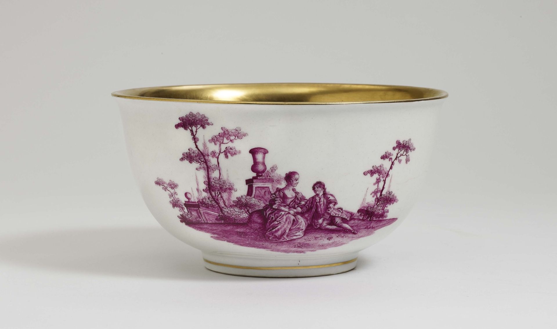 A bowlMeissen, circa 1740/50 Porcelain. Gold decoration, gilt interior. Inside recessed rose