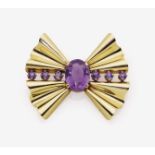 A Stylised Amethyst Bow-BroochUSA, 1940s 14K yellow gold (585/-), stamped. 1 oval, faceted amethyst,