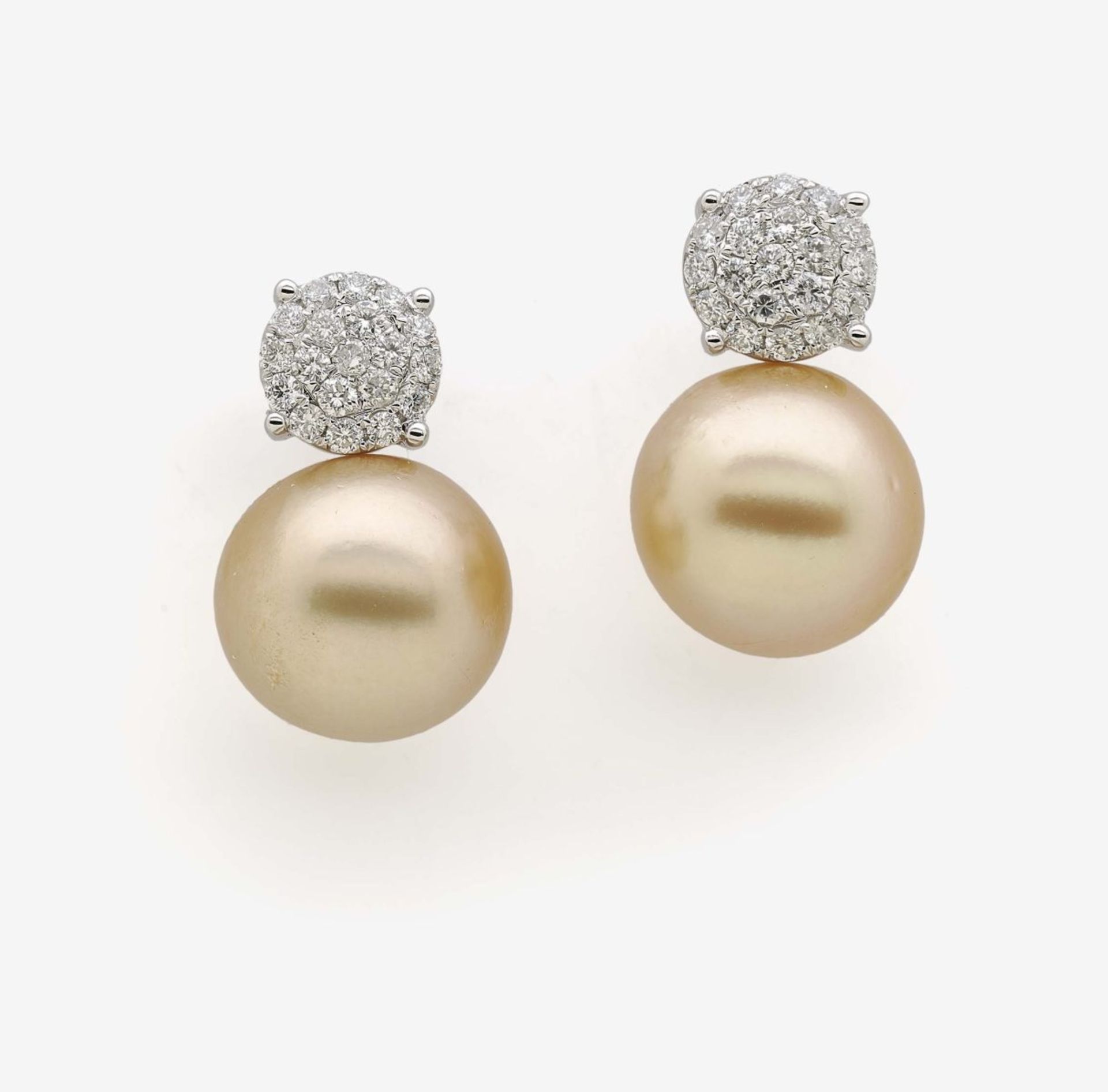 A Pair of South-Sea Cultured Pearl and Diamond Ear Studs18K white gold (750/-), stamped. 38 small,