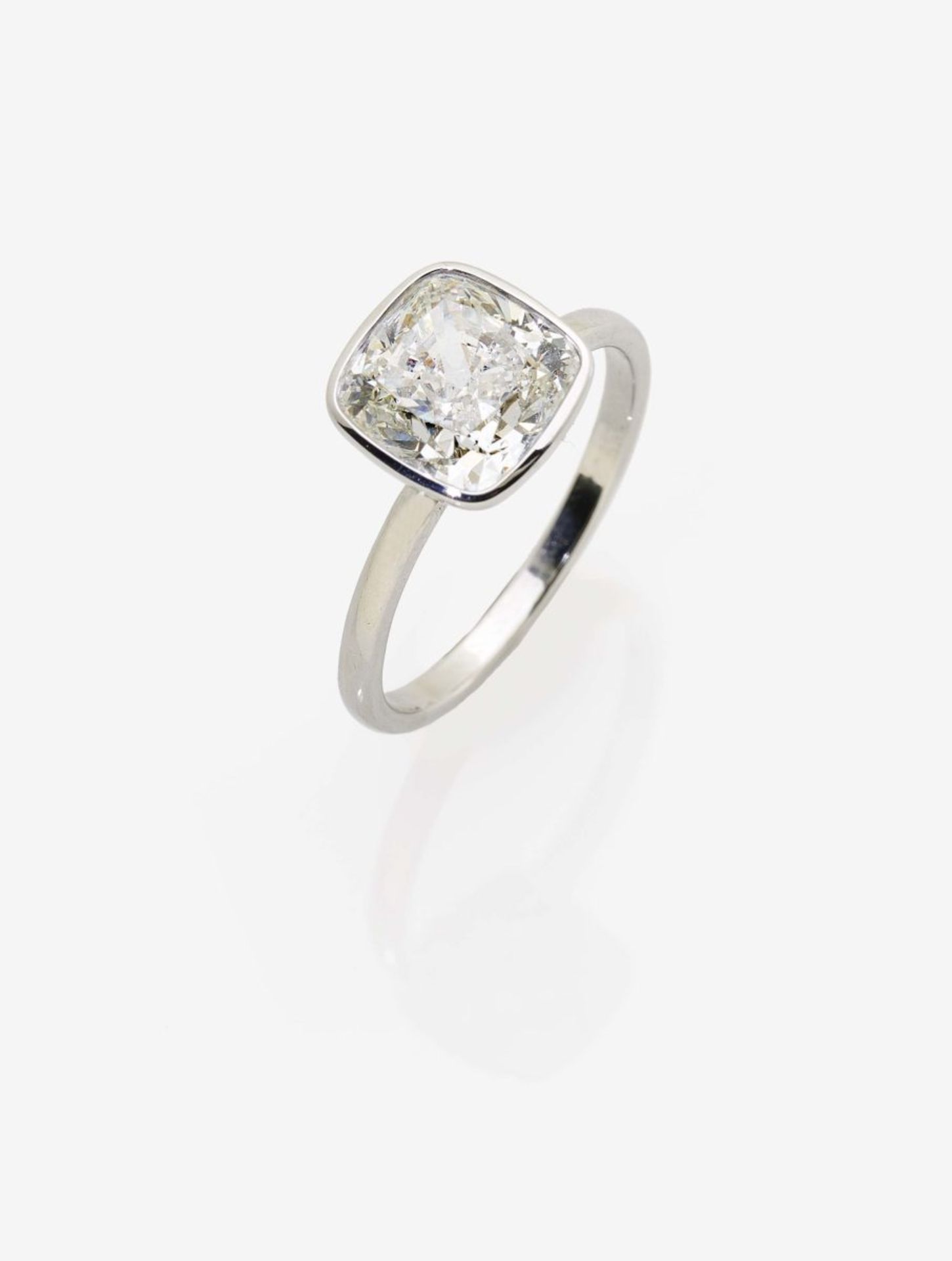 A Cushion-Cut Diamond Solitaire RingParis, 2017, GALERIES DU DIAMANT 18K white gold (750/-), - Bild 2 aus 3