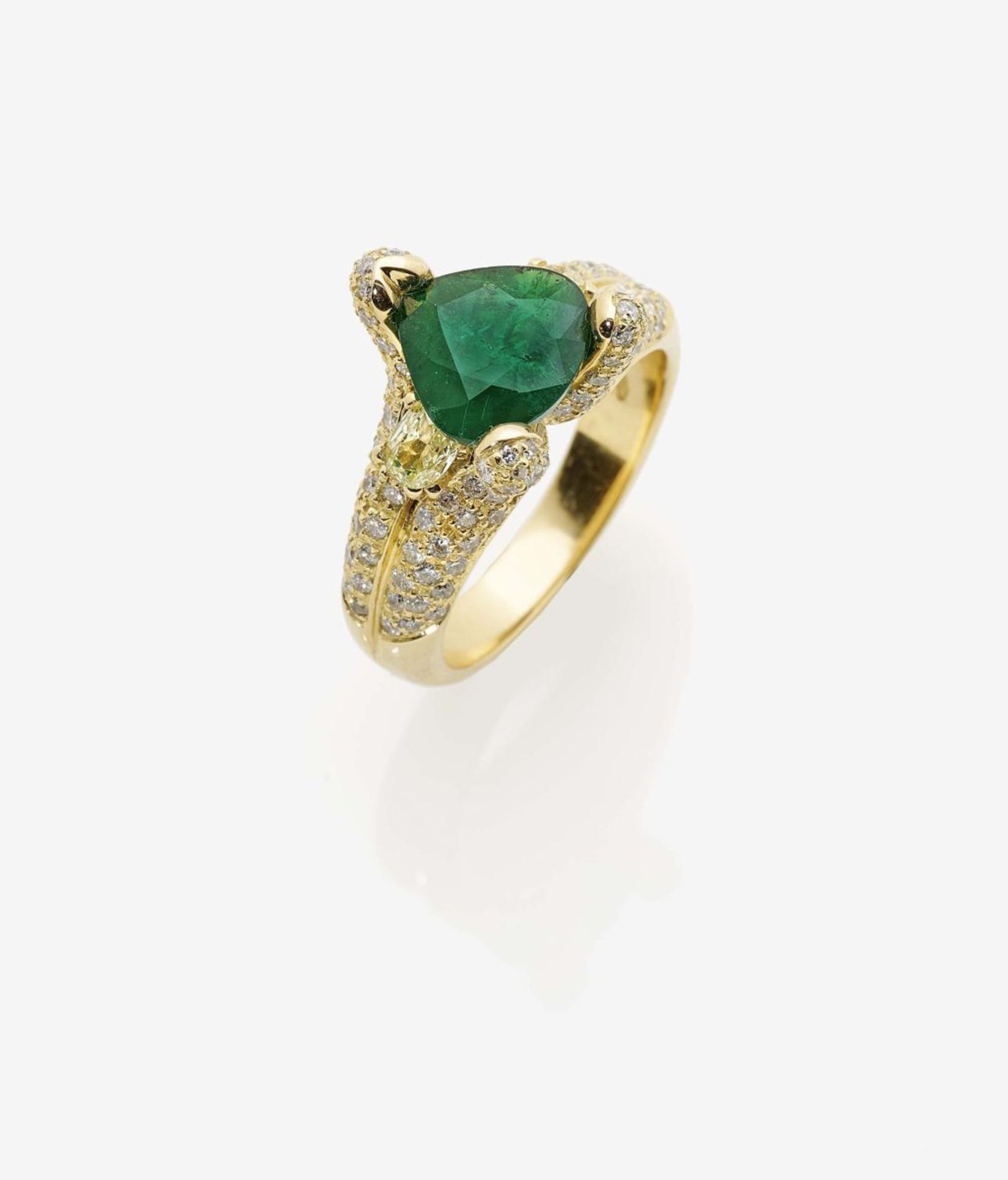 An Emerald and Diamond RingItaly 18K yellow gold (750/-), stamped. Hallmarks. 2 oval, facet-cut