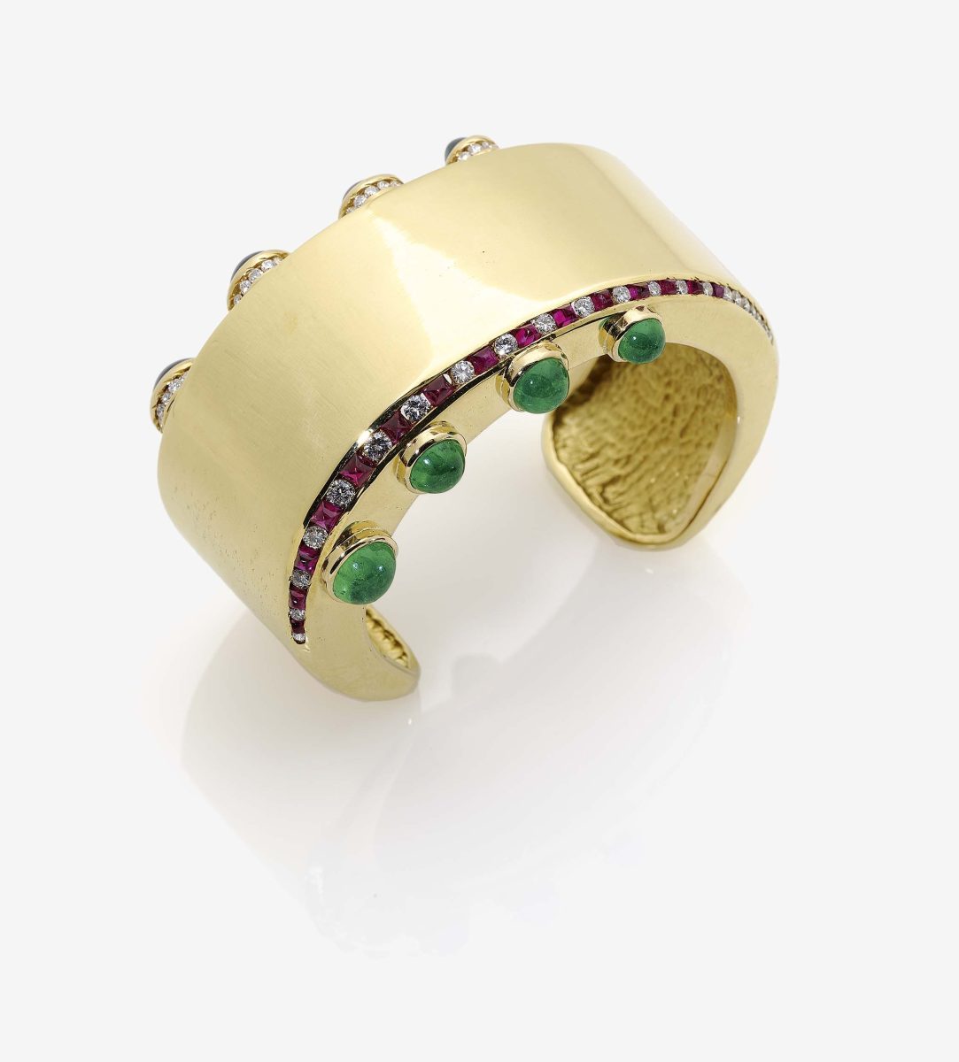 An Emerald, Sapphire, Ruby and Diamond Bangle18K yellow gold, stamped. Hallmarks. 49 brilliant-cut