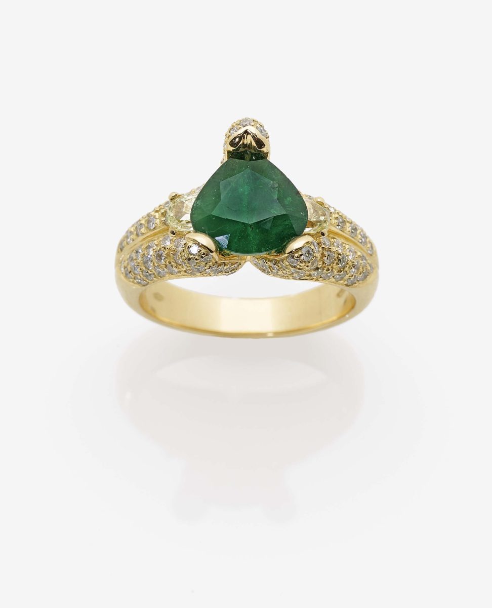 An Emerald and Diamond RingItaly 18K yellow gold (750/-), stamped. Hallmarks. 2 oval, facet-cut - Image 2 of 2