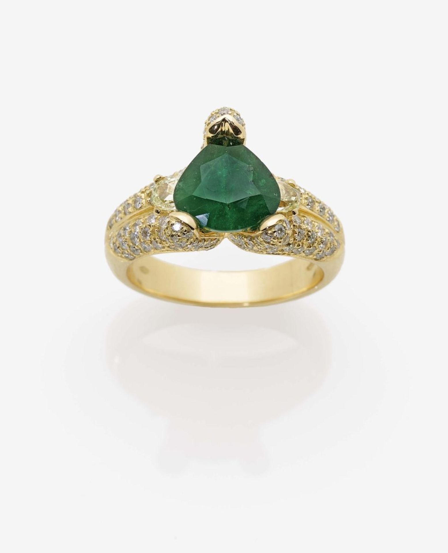 An Emerald and Diamond RingItaly 18K yellow gold (750/-), stamped. Hallmarks. 2 oval, facet-cut - Bild 2 aus 2