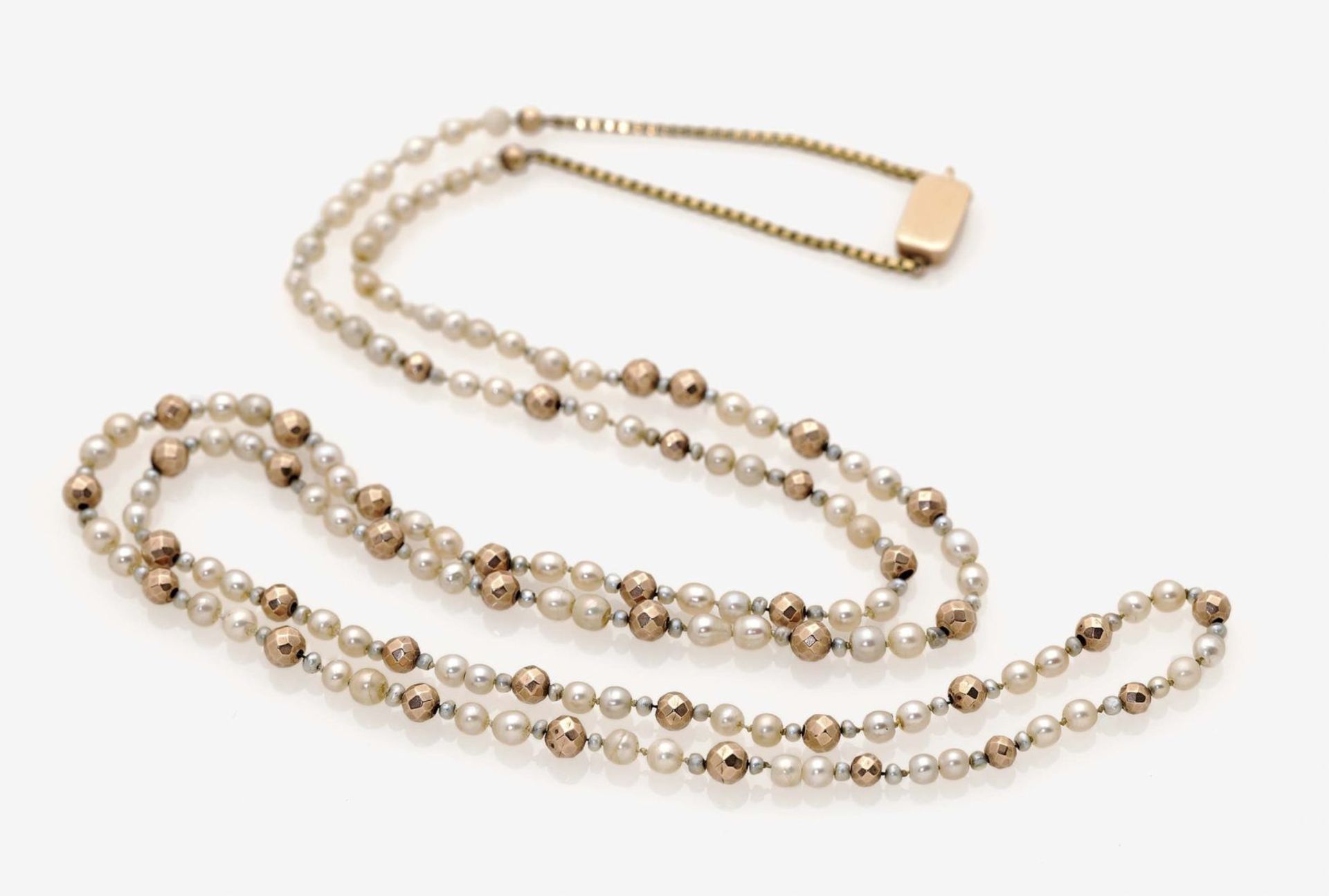 A Pearl and Gold Bead NecklaceGermany, circa 1900 8K rose gold (333/-), tested. Circa 102 cream - Bild 3 aus 3