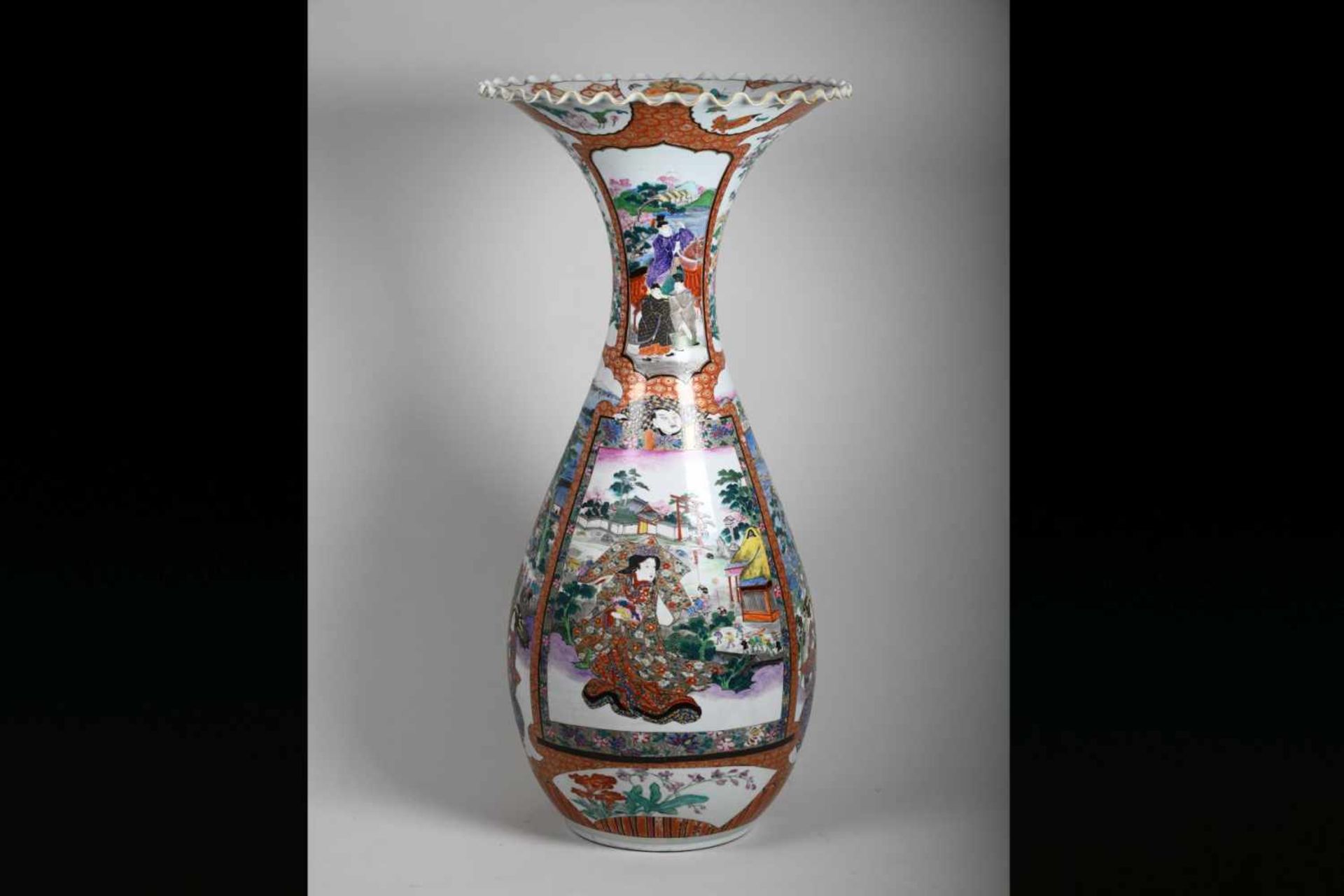 Große Imari - Vase, Japan Meiji-Periode, 1868-1912Rote 6-Zeichen-Marke, schlanker bauchiger Korpus