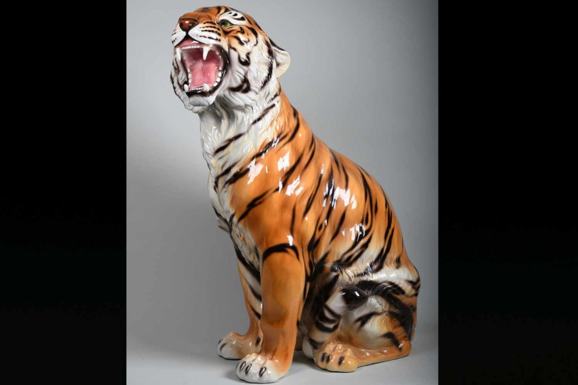 Große Tigerfigur, Italien 20. Jahrhundertnaturalistisch ausgeformter sitzender Tiger aus Keramik mit