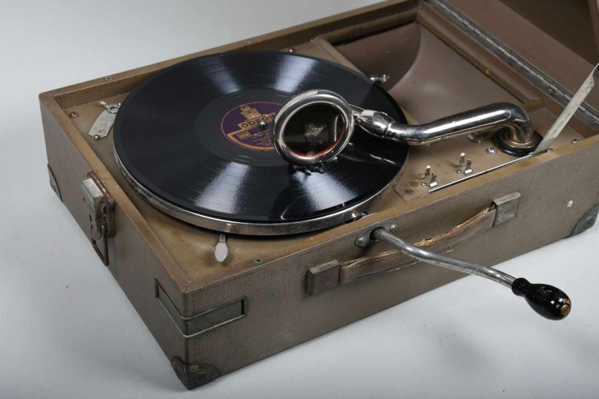 Grammophon, Electrola Berlin,1930er/40 JahreGraues Koffergrammophon, Nickeltonarm und Handkurbel.