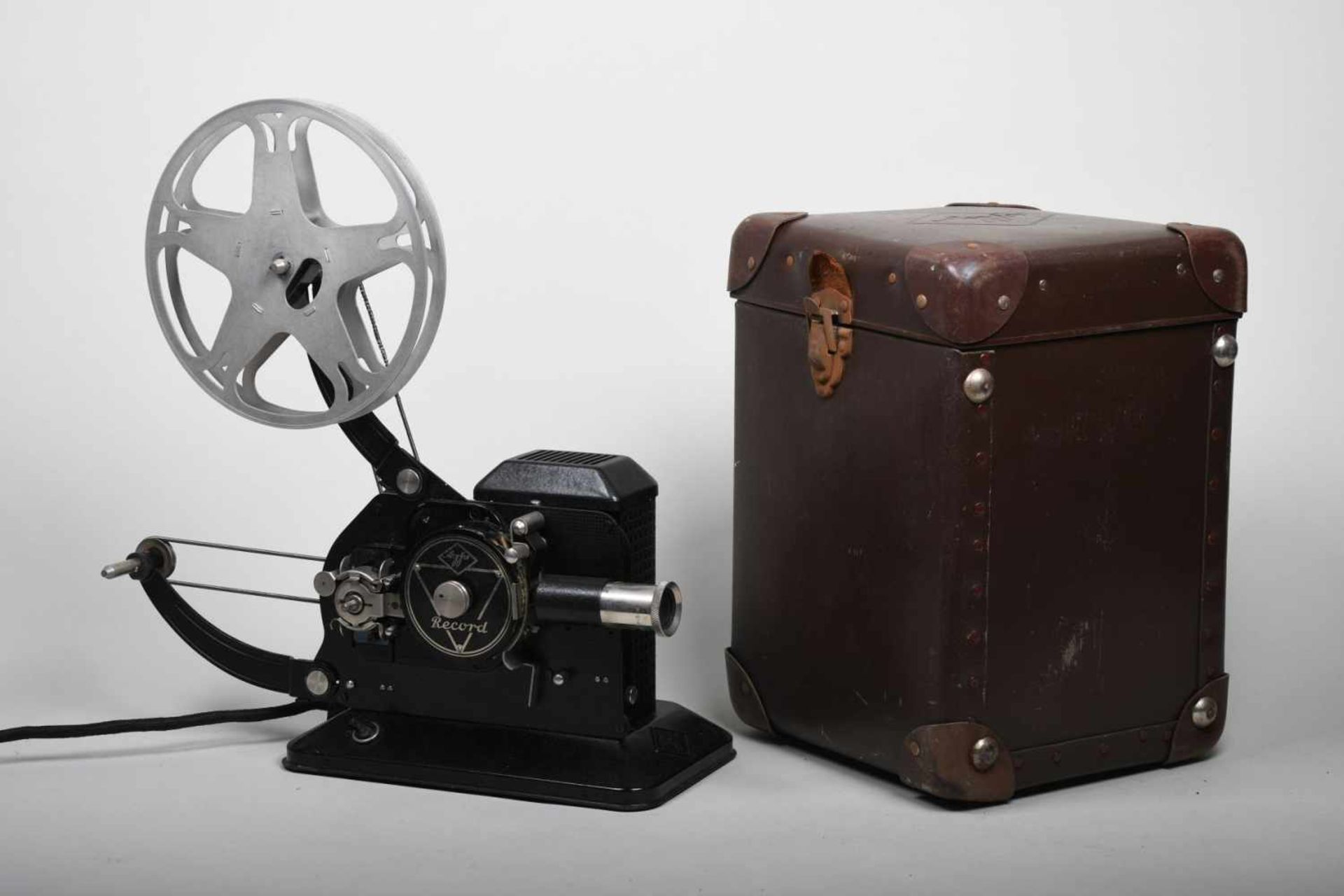 Filmprojektor Movector Record 16 mm, um 1935/40Projektor in optisch gutem Zustand, ungeprüft. Im