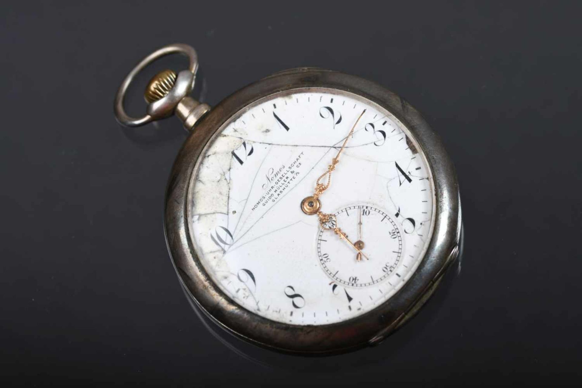 Taschenuhr, Nomos Glashütte, um 1910Nomos Uhr Gesellschaft Guido Müller & Co., Glashütte. Deckel