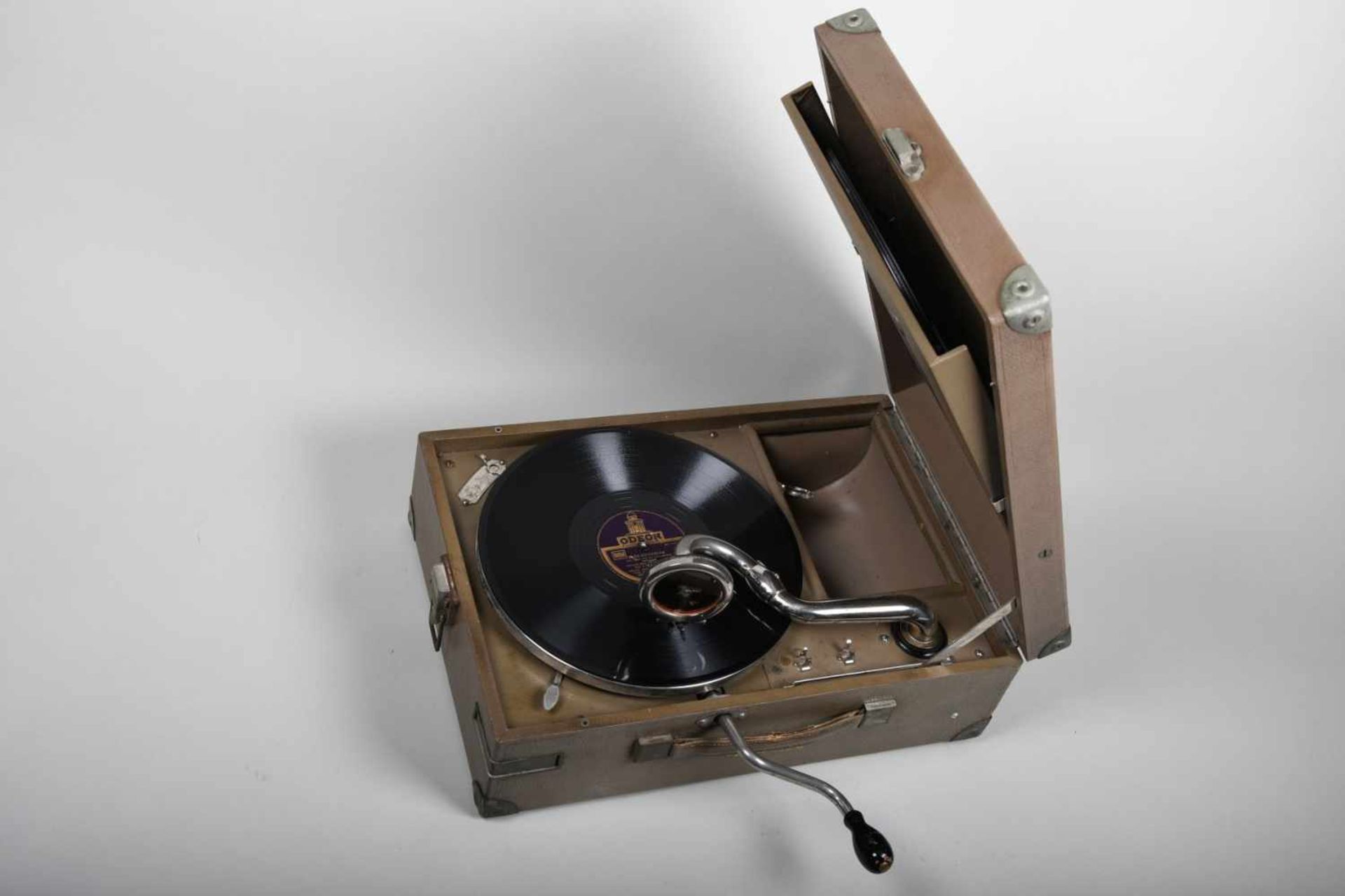 Grammophon, Electrola Berlin,1930er/40 JahreGraues Koffergrammophon, Nickeltonarm und Handkurbel. - Bild 2 aus 2