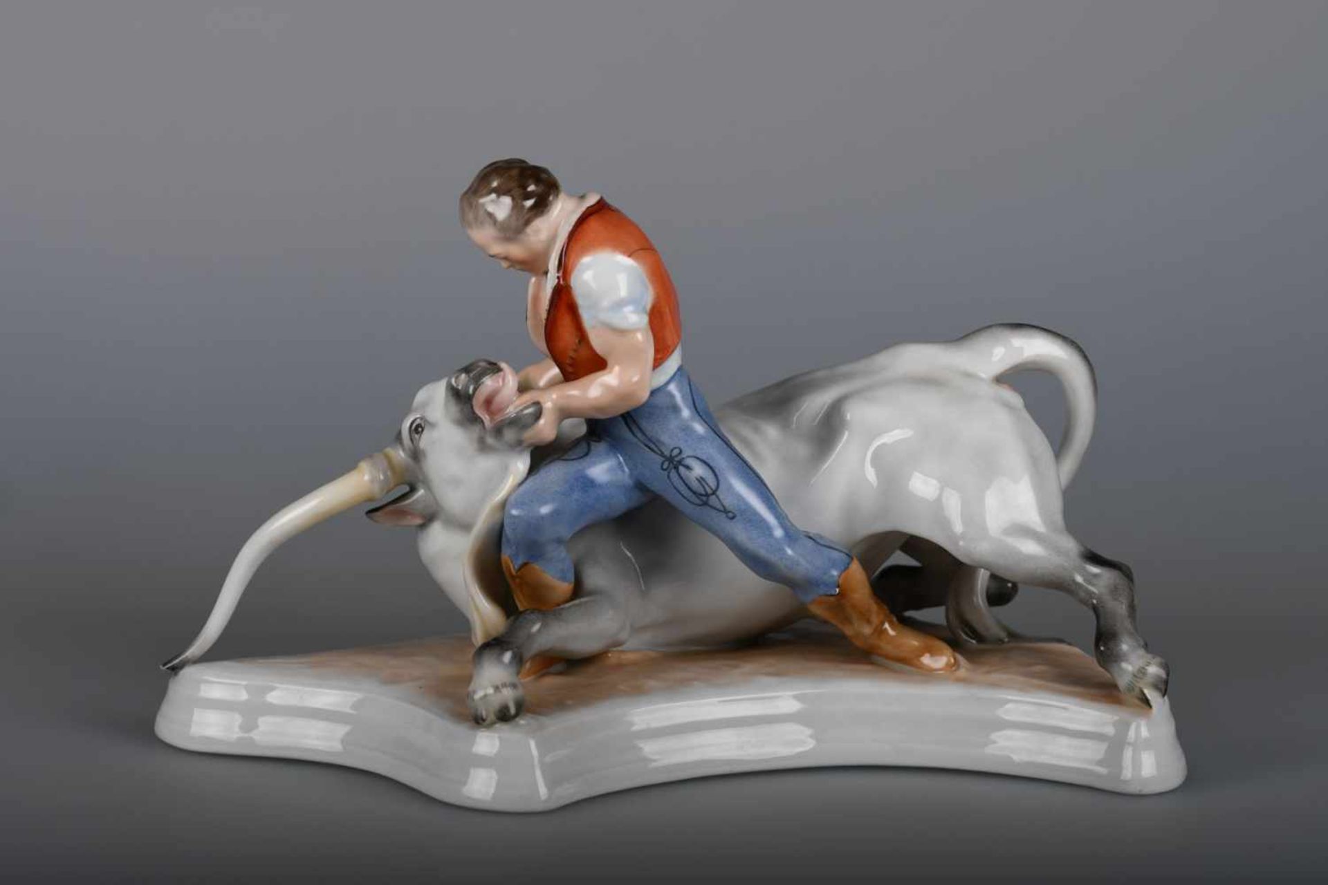 Porzellanfigurengruppe "Toldi mit dem Stier", Herendblaue Manufakturmarke, Prägemarke und