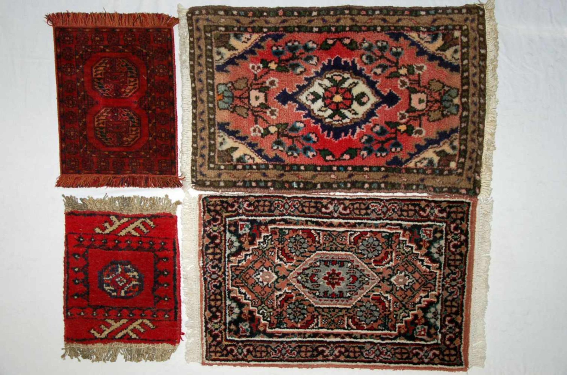 Vier kleine Orientbrücken/PoshtiAfganistan, ca. 30 x 23 cm; Tekke, ca. 30 x 23 cm; Hamadan, ca. 39 x