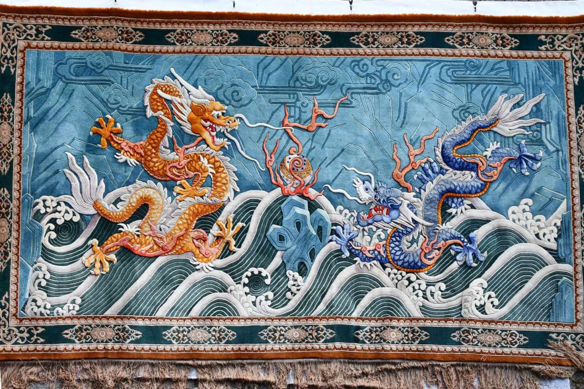 Großer Wandteppich, ChinaKampf des goldenen und blauen Drachen auf türkisfarbenem Fond, unten