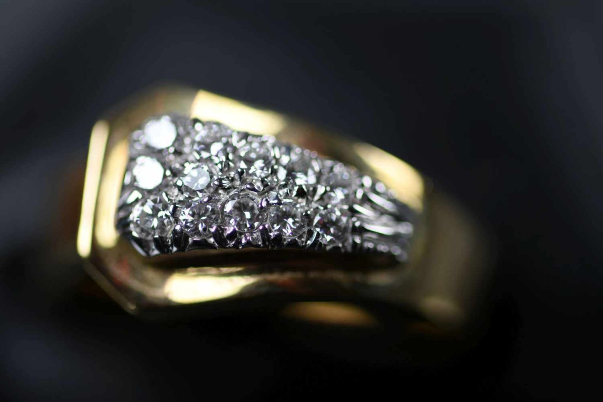 Damenring, GG 750ausgefasst mit 12 Brillanten, ca. 0,24 ct/H/si-P1, Ringgröße: 54, ca. 5,7 gr. (