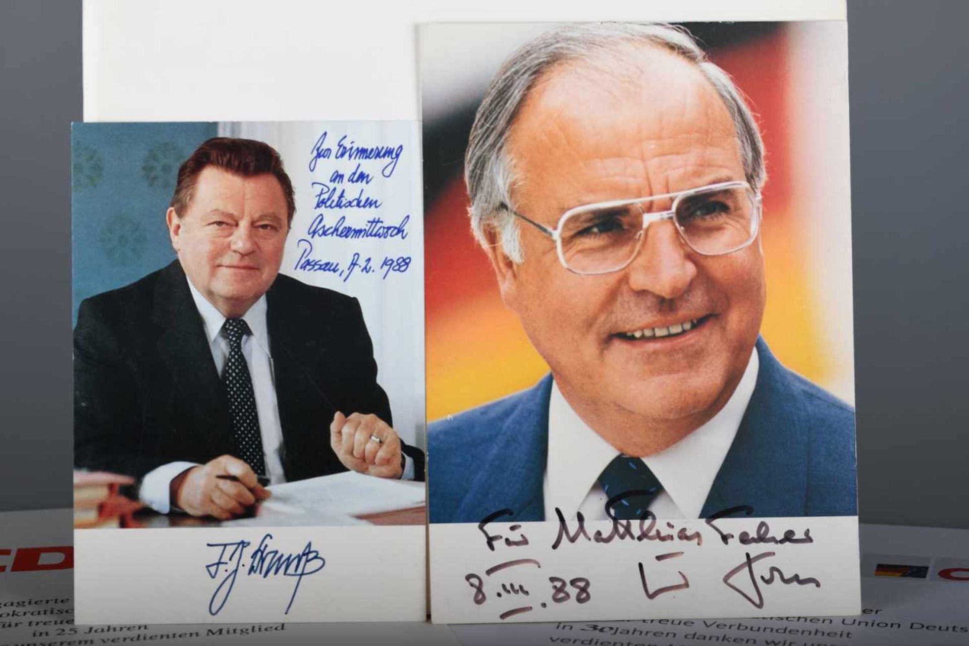 CDU/CSU - MemorabilienKonvolut aus zwei signierten Postkarten von Franz Josef Strauss und Helmut