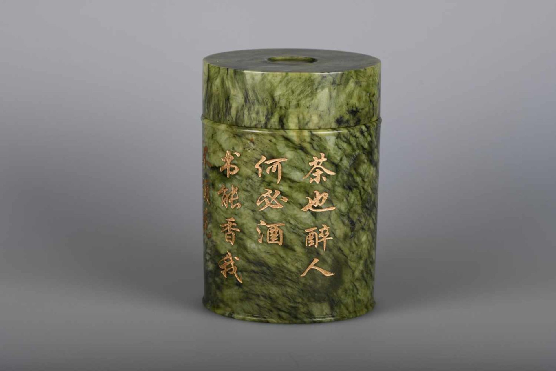 Großes Jade - Deckelgefäß, ChinaSog. Spinach-Jade, zylindrische Form mit glatten Wandungen und