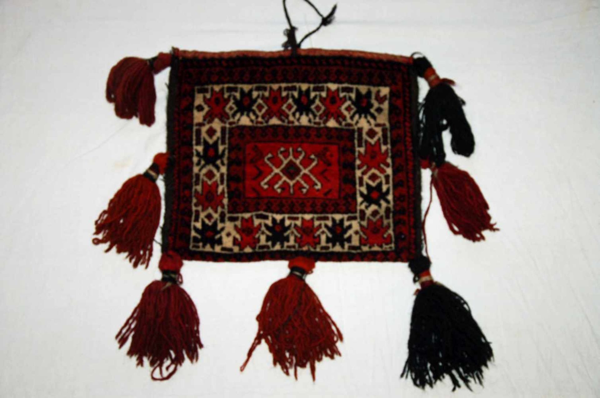 Tschowal, Turkmenistanrotgrundig, ausgefüttert, Zierfransen. Ca. 41 x 47 cm mit Fransen.