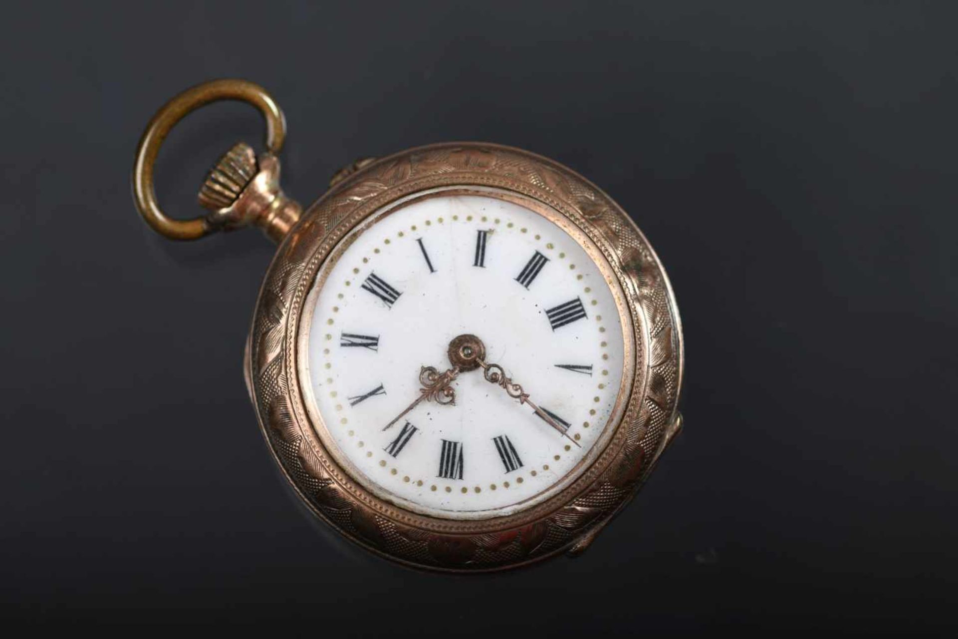 Taschenuhr um 1900Damen-Taschenuhr mit vergoldetem und reliefiertem Gehäuse. Emailleziffernblatt mit