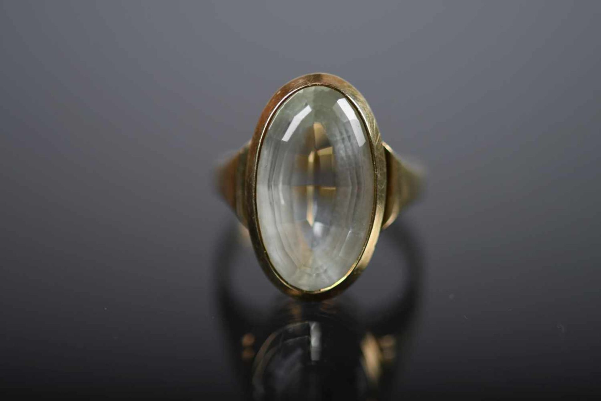 Damenring, GG 585, ausgefasst mit oval-facettiertem Topas, ca. 18 x 10 mm, Ringgröße: 55, ca. 6,6