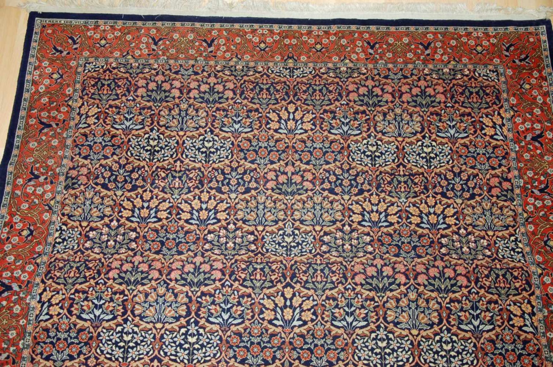 Signierter Orientteppich, Hereke, Türkeica. 300 x 204 cm.
