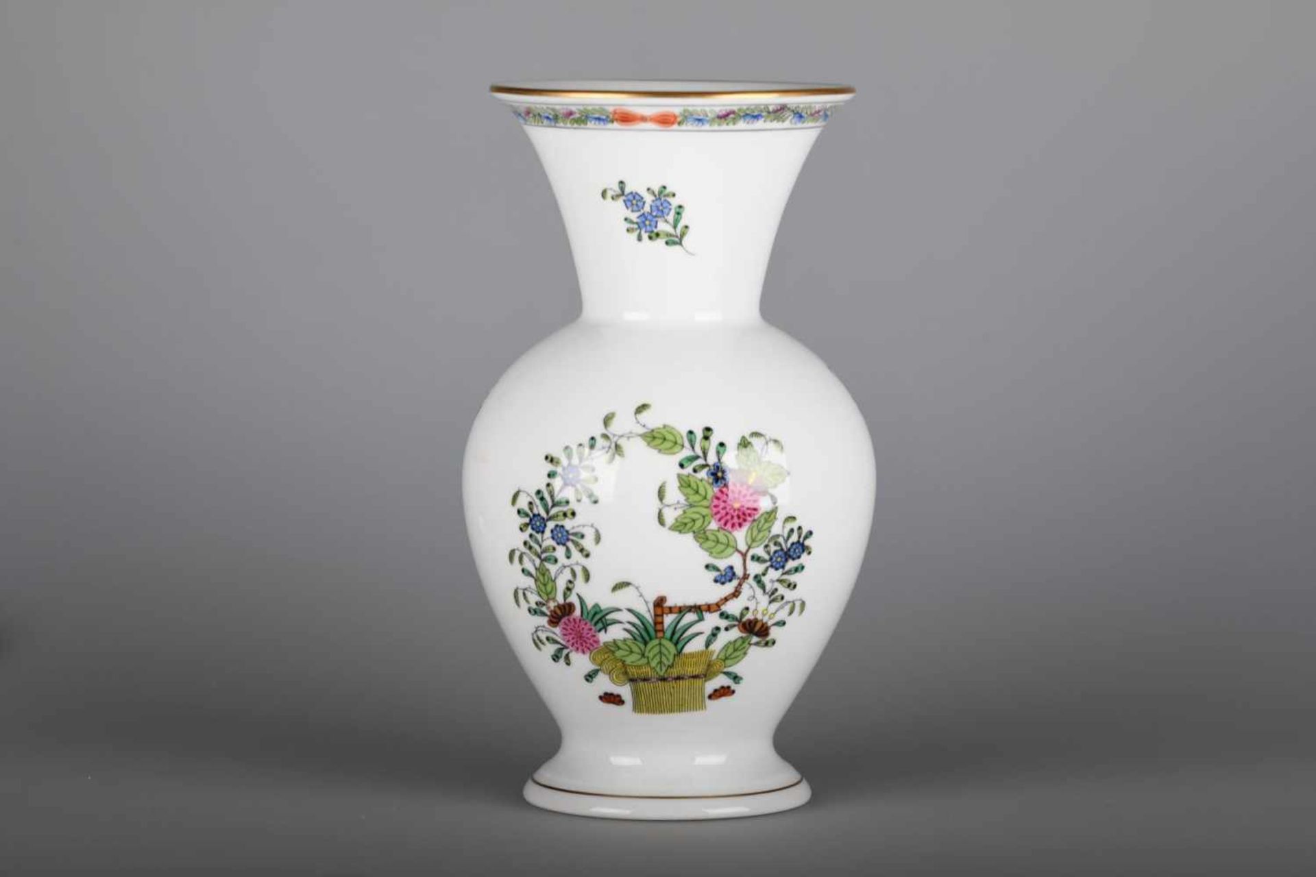 Vase, Herendovoide Form mit ausgestellter Öffnung, blaue Manufakturmarke, polychromer Blumendekor,