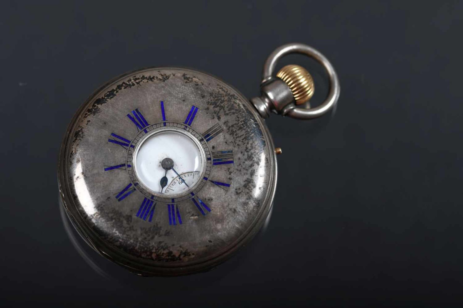Taschenuhr um 1900versi., 3 Klappdeckel, vorne mit Durchsicht u. blau lackierten, röm. Ziffern,
