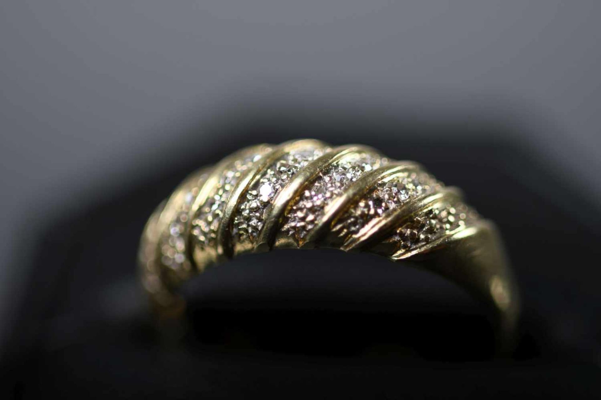 Damenring, GG 585ausgefasst mit 15 Diamanten im 8/8-Schliff, ca. 0,15 ct, Ringgröße: 59, ca. 4,5 gr.