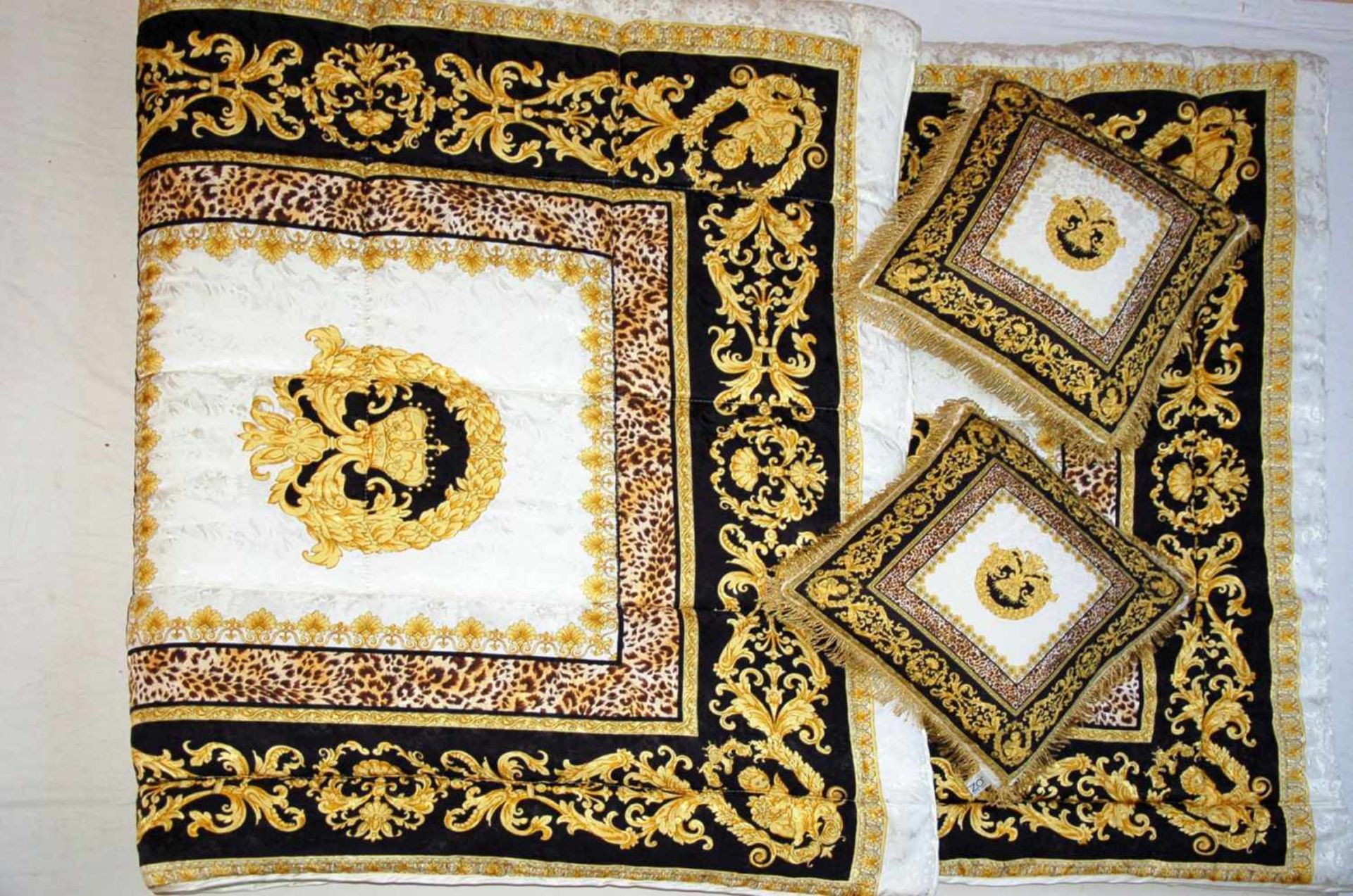 Tagesdecke und Paar Kissen, Sfarzo, Versace-Designgesteppte Decke, ca. 240 x 240 cm. Kissen je ca.