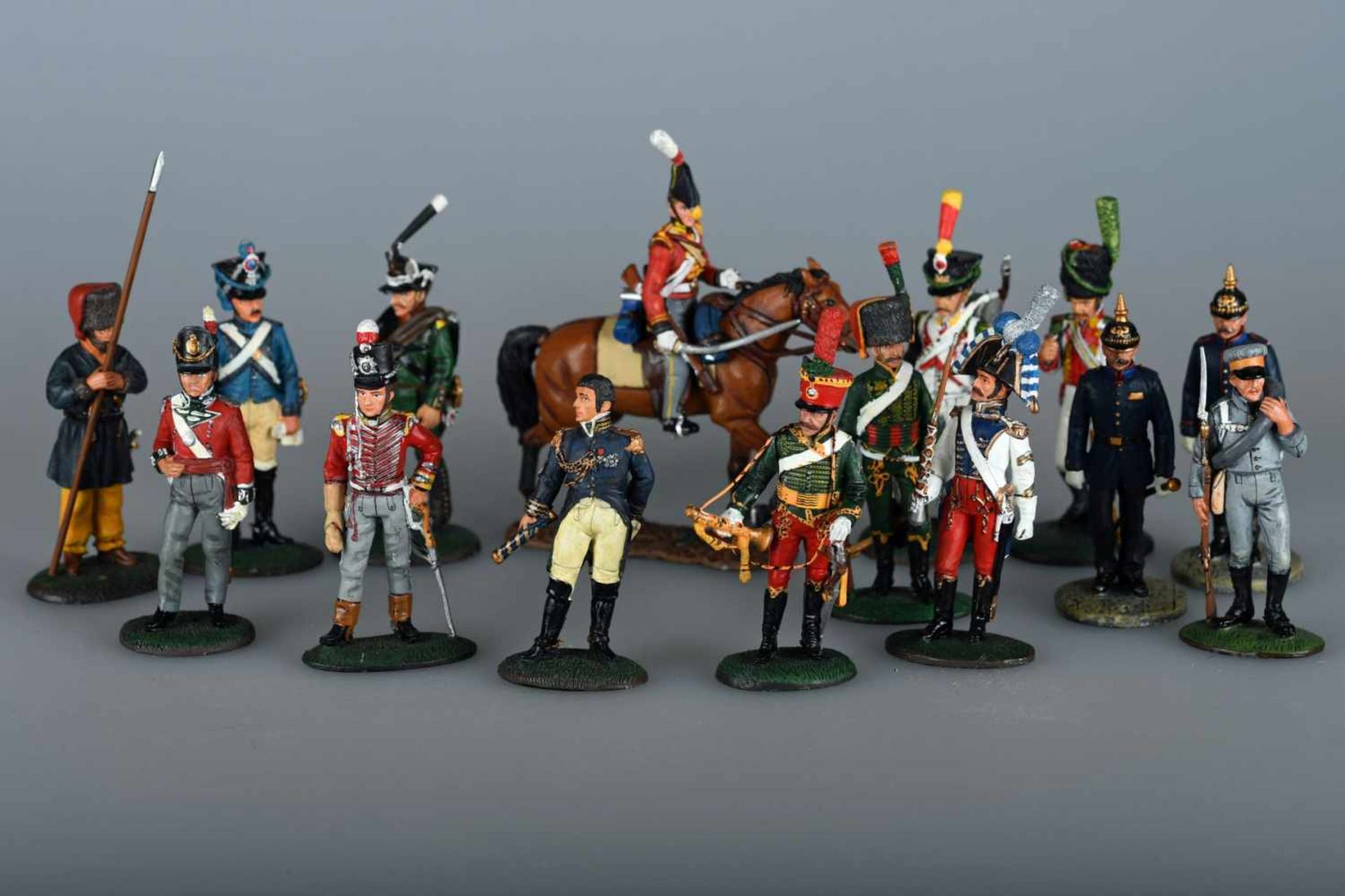 15 Zinnfiguren, delPrado CollectionZinn, vollplastisch und farbig bemalt. U.a. Offiziere,