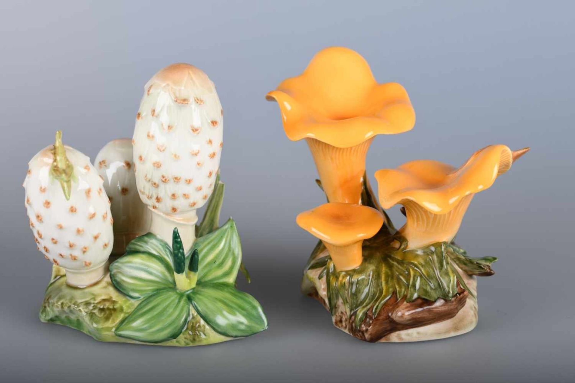 Paar Pilzplastiken, Goebelaus der Pilze-Serie, farbig staffierte Darstellungen: Schopftintling mit
