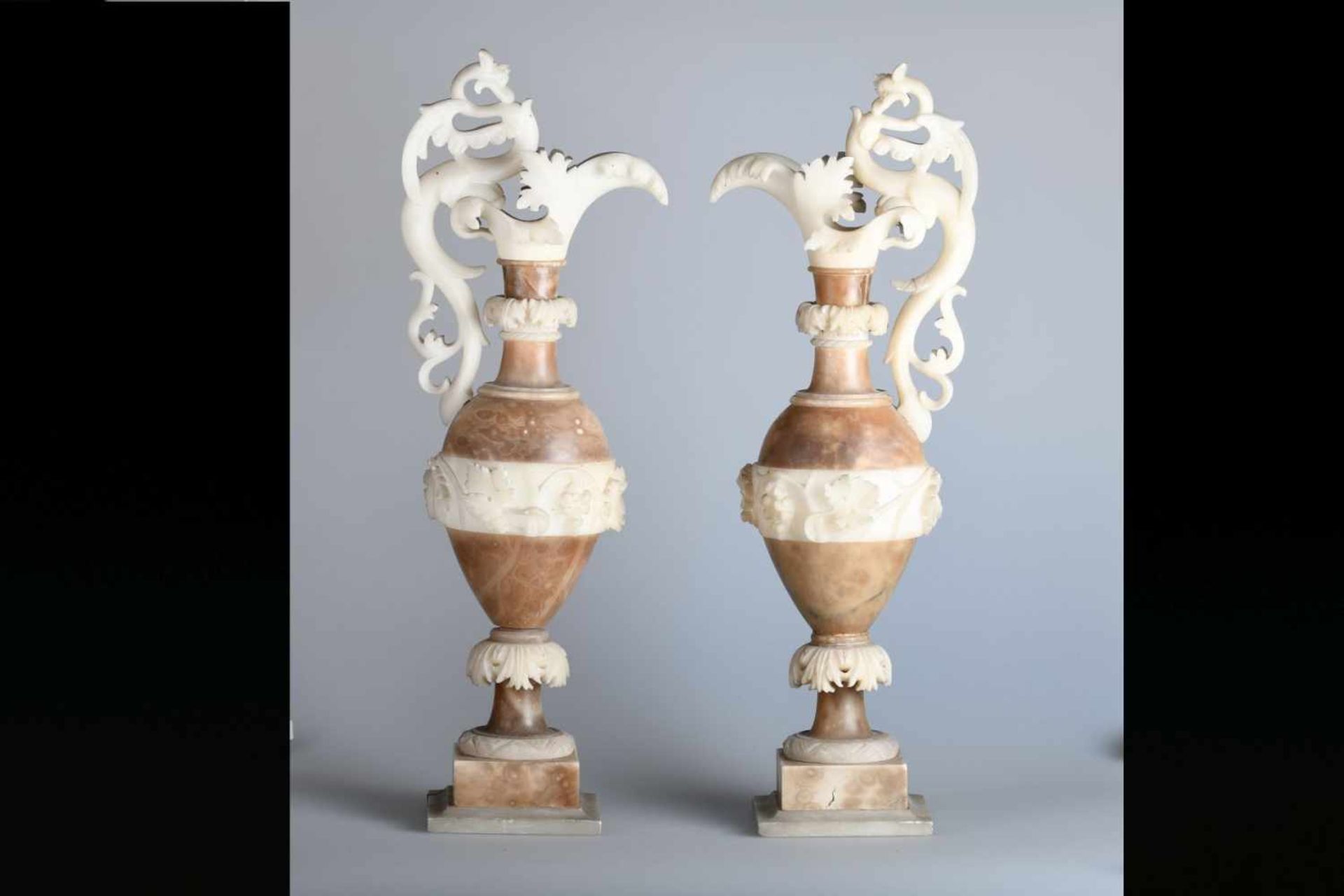Ein Paar Alabaster-Zierkannen, um 1880unterschiedlich getönter Alabaster, voll- und