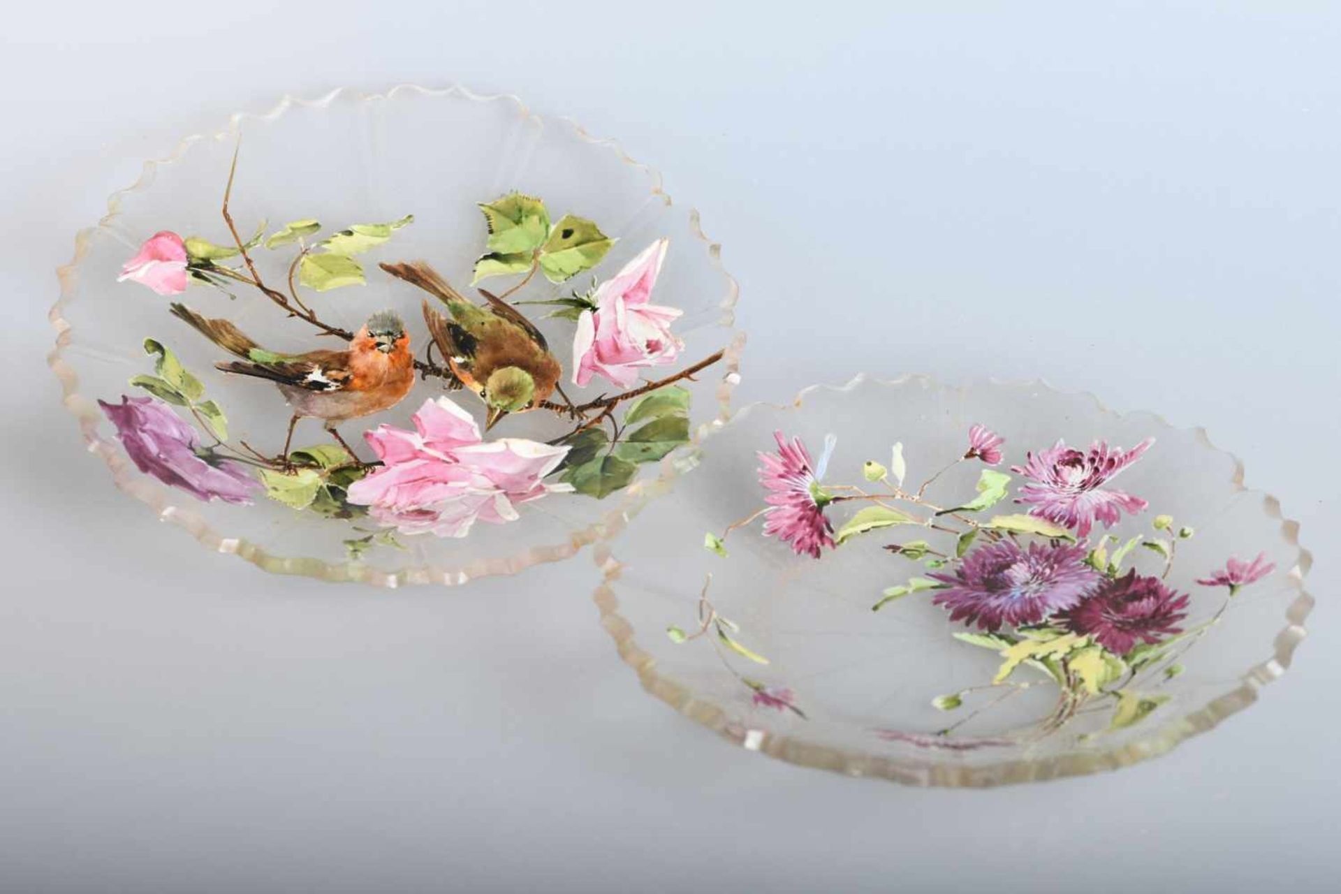 Paar bemalte Glasteller um 1900geschliffenes Glas in Segmenten mit polychromer aufwändiger Blumen