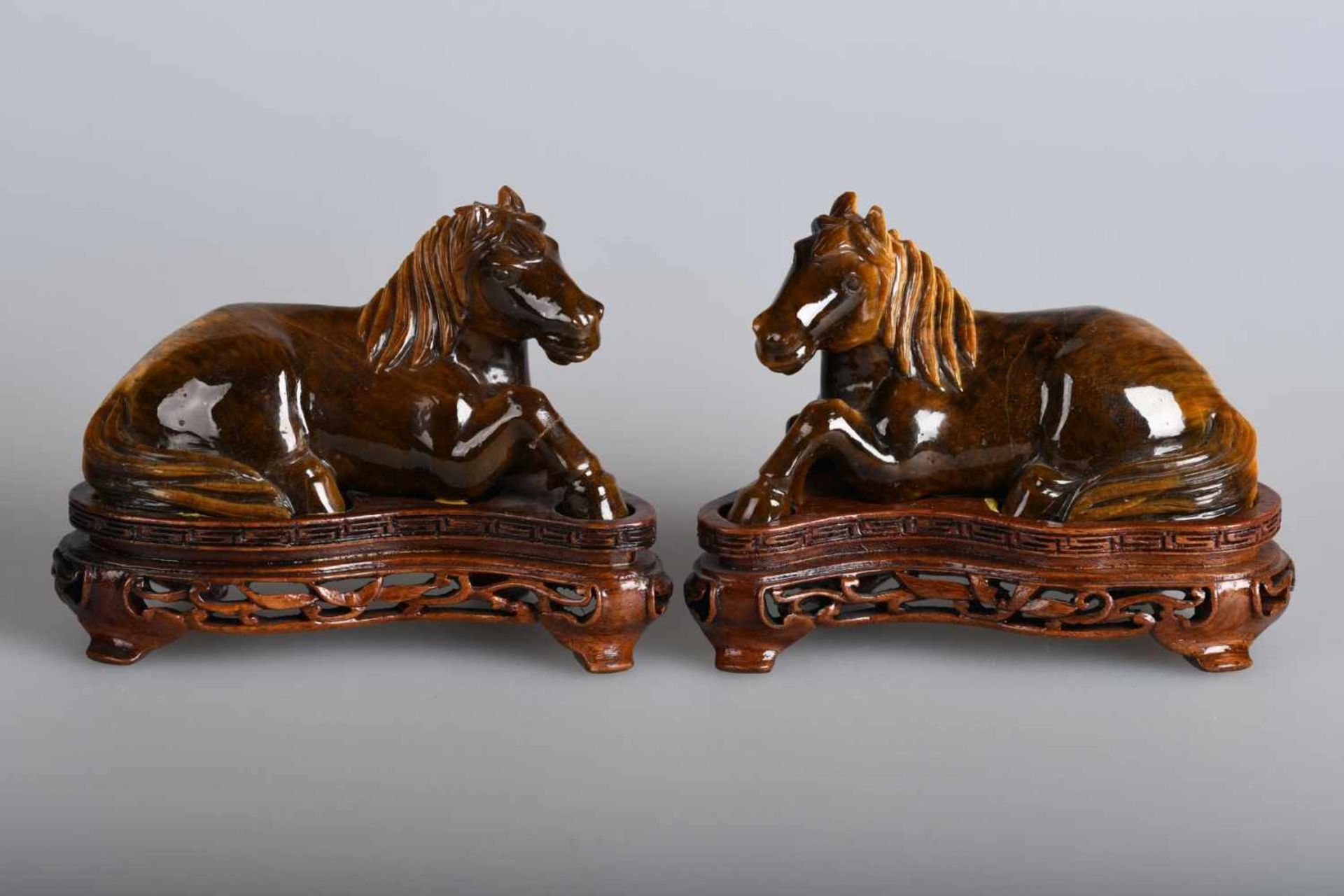 Paar handgeschnittene Pferdefiguren aus TigeraugeZwei gegensätzlich liegende Pferde, je auf passigem
