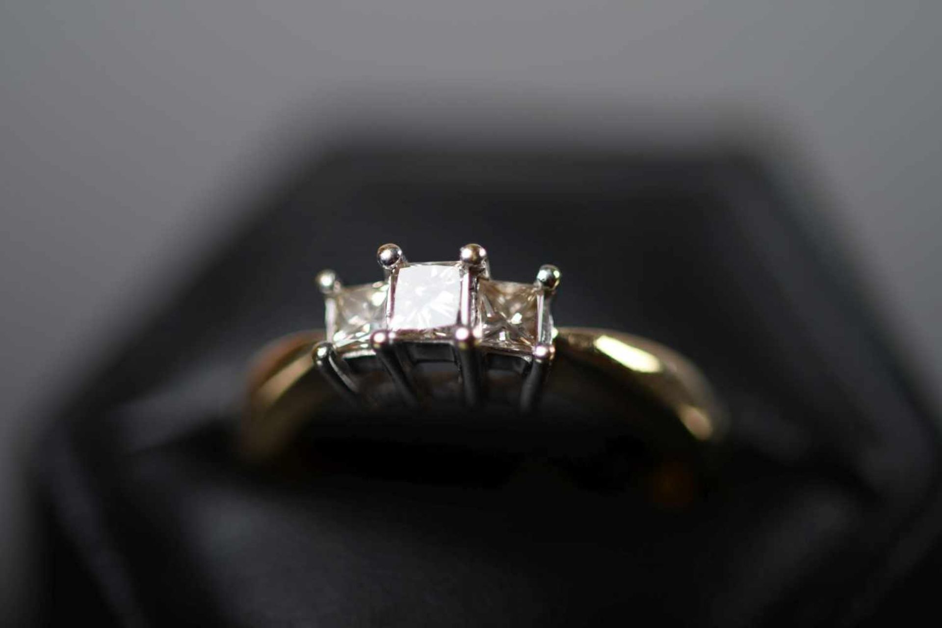Damenring, GG/WG 585ausgefasst mit 3 Diamanten im Carrée-Schliff, ca. 3,5 x 3,5 mm (1 x) und 3 x 3