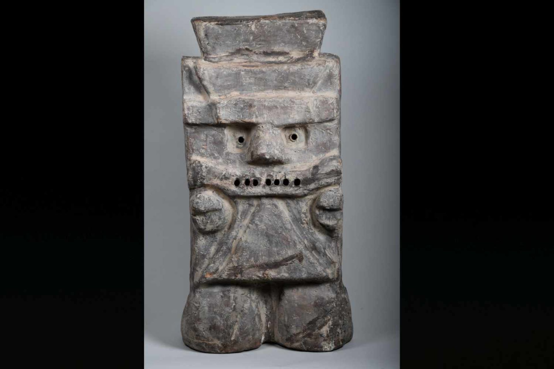 Großer Brunnenstein, MexikoKeramik, Gottheit im Stil der Maya, mit erdfarbener Fassung, h ca. 81