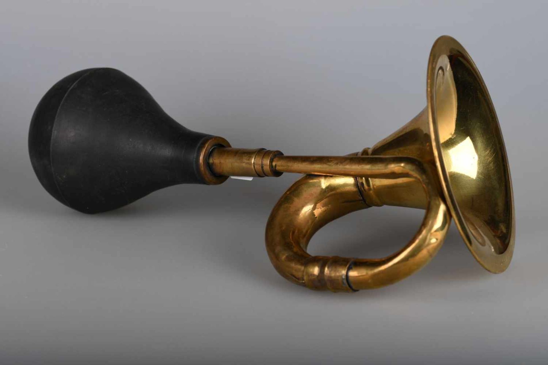 Horn einer Kraftdroschke um 1900Poliertes Messing und großer schwarzer Gummibalg, l ca. 32 cm.