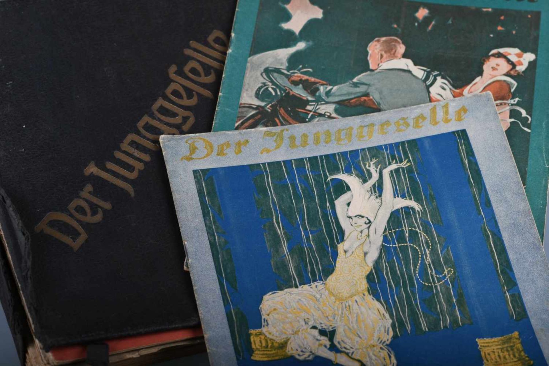 31 Hefte "Der Junggeselle"Aus den Jahrgängen 1920/21, im losen Bucheinband. Tlw. bemalt, gelesen